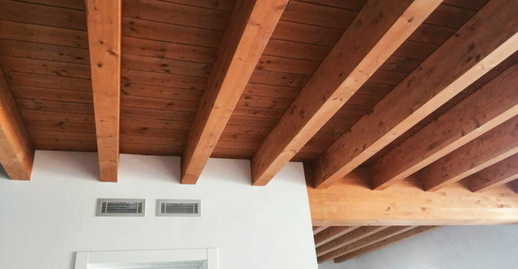 solaio in legno con travi a vista